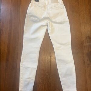 White High-Waisted Jeans